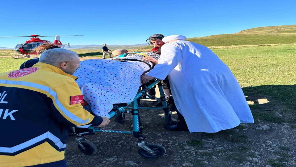 Trabzon&rsquo;daki Eğrisu Yaylası&rsquo;nda d&uuml;şerek yaralanan hasta, ambulans u&ccedil;akla Kanuni Eğitim ve Araştırma Hastanesi&rsquo;ne getirildi
