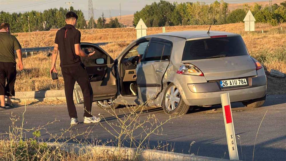 Eskişehir&rsquo;de iki ara&ccedil; kavşakta &ccedil;arpıştı: 3 yaralı
