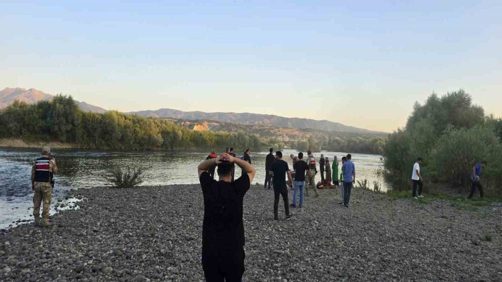 Bing&ouml;l&rsquo;de nehirde akıntıya kapılan iki kardeşten biri kayboldu
