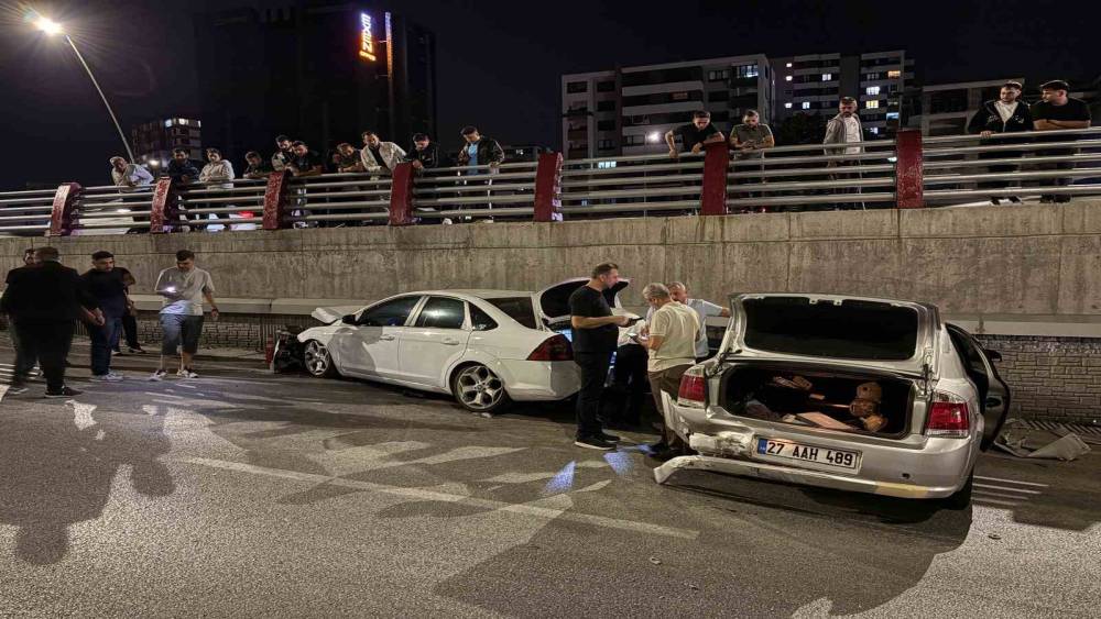 Kayseri&rsquo;de 3 otomobilin karıştığı kazada 2 s&uuml;r&uuml;c&uuml; yaralandı
