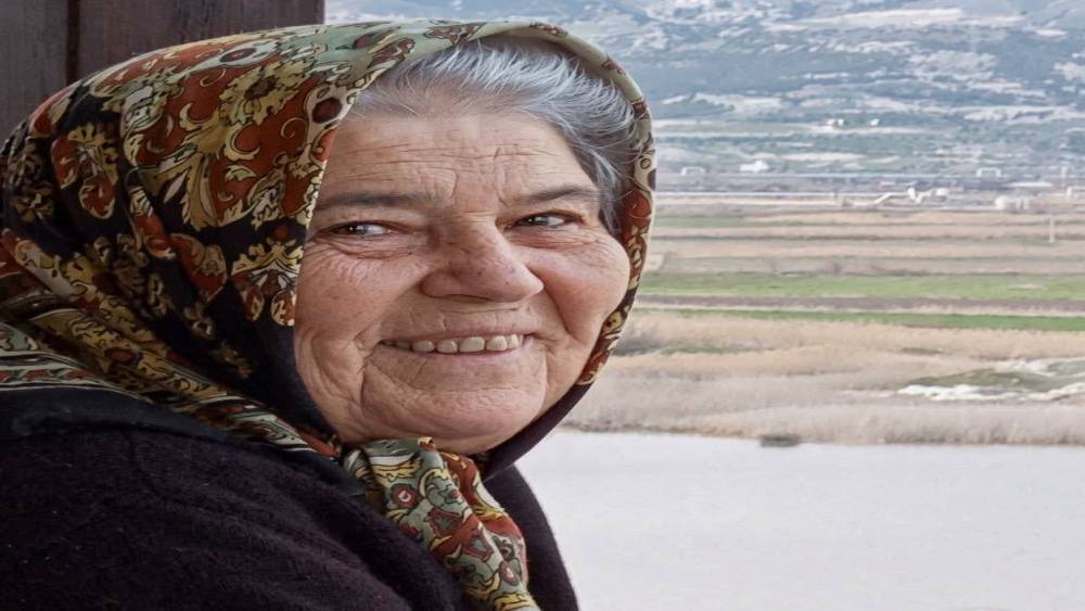 Domates y&uuml;kl&uuml; tır ile otomobil &ccedil;arpıştı: 1 &ouml;l&uuml;, 2 yaralı
