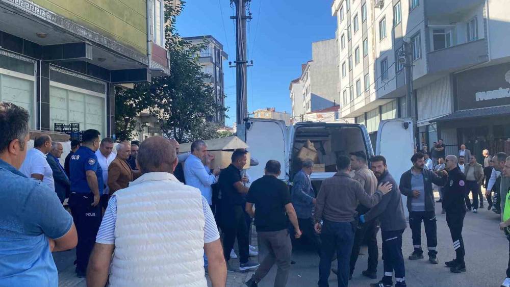 Tartıştığı eşini bı&ccedil;akla &ouml;ld&uuml;rd&uuml;
