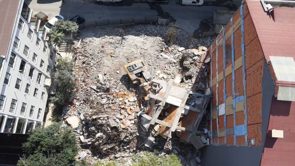 Kentsel d&ouml;n&uuml;ş&uuml;m yıkımında &ccedil;&ouml;ken beton blok iş makinesinin &uuml;zerine devrildi

