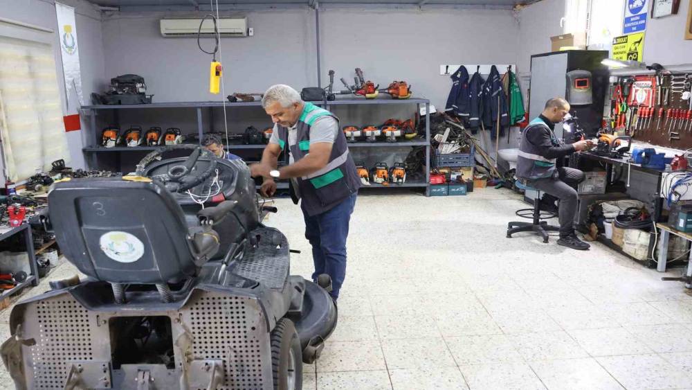 Mobilyalarını kendisi &uuml;retiyor
