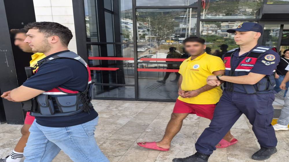 Alanya&rsquo;da market &ccedil;alışanını bı&ccedil;aklayan 2 kardeş tutuklandı
