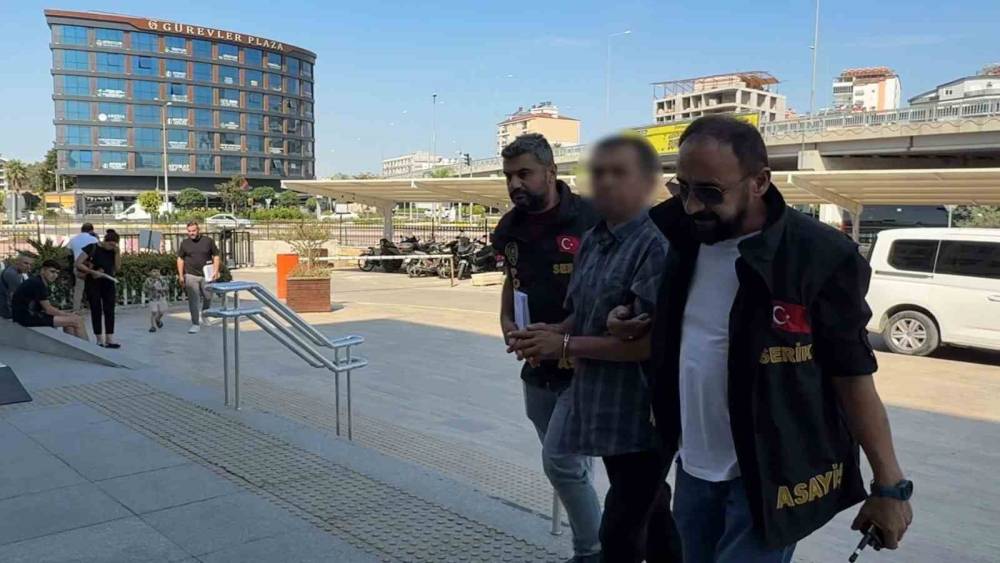 &Uuml;zerine &ccedil;&ouml;p poşeti ge&ccedil;irip otomobil kundaklayan ş&uuml;pheli tutuklandı
