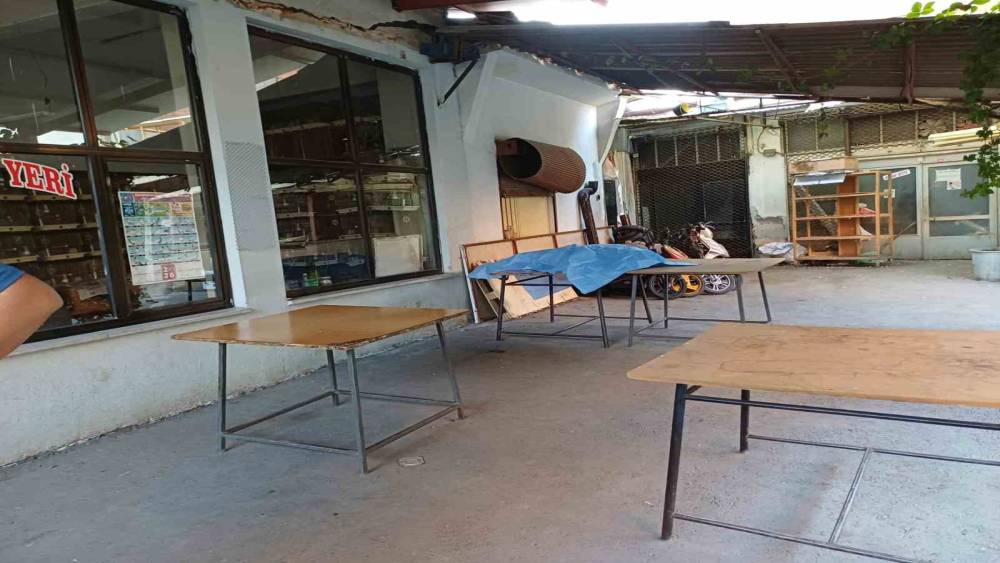 Manisa&rsquo;da kahvehanede ş&uuml;pheli &ouml;l&uuml;m: 2 g&ouml;zaltı
