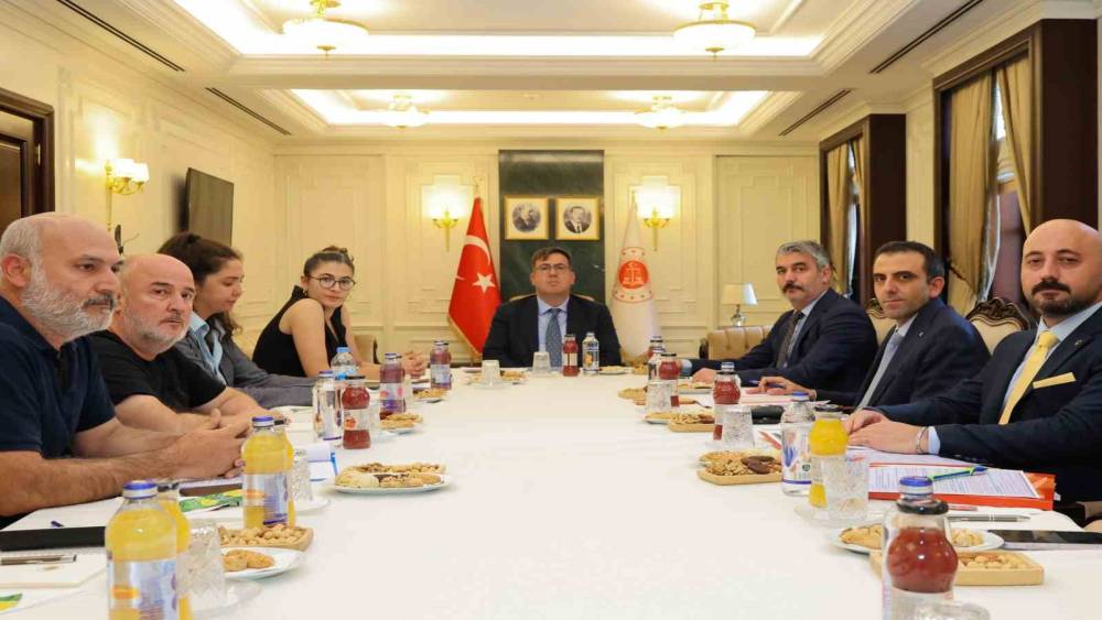 Adalet Bakan Yardımcısı Tuncay, Adalet Peşinde Aileleri Platformu &uuml;yeleriyle bir araya geldi
