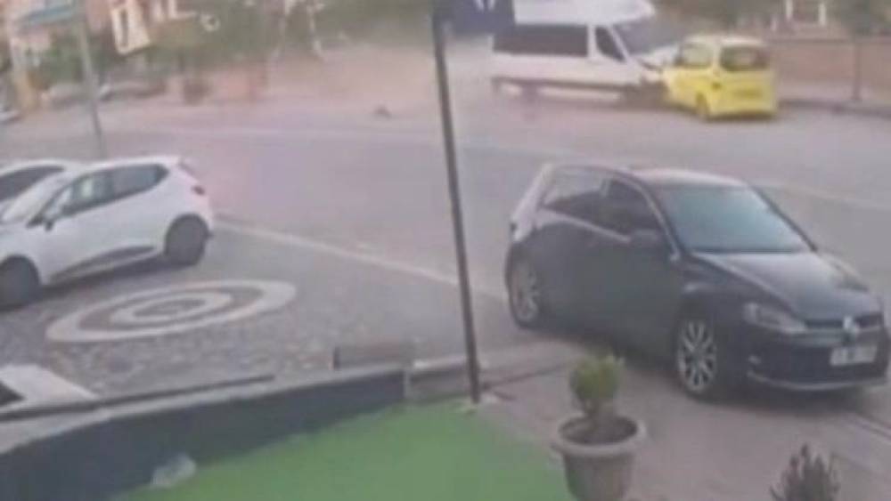 Freni patlayan minib&uuml;s taksiyi &ouml;n&uuml;ne kattı, direğe &ccedil;arparak durabildi: 1 yaralı
