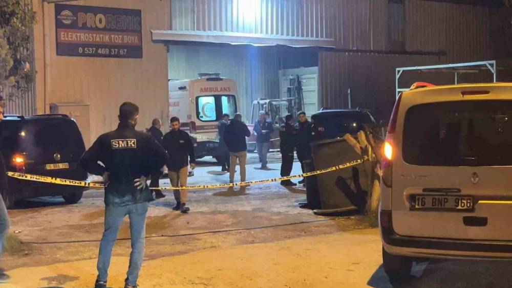 Demir bloğun altında kalan 24 yaşındaki gen&ccedil; hayatını kaybetti
