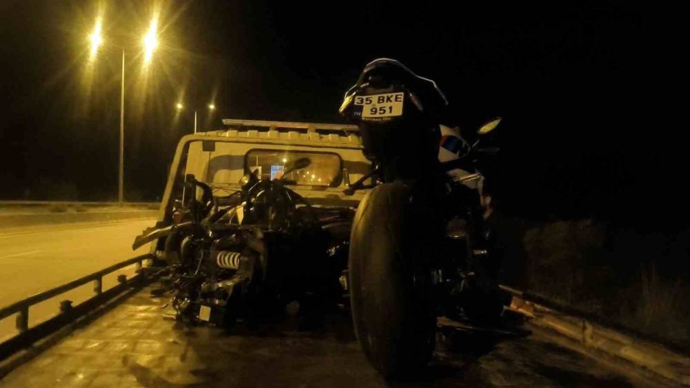 Seyir halindeki 2 motosiklet &ccedil;arpıştı, s&uuml;r&uuml;c&uuml;ler yaralandı
