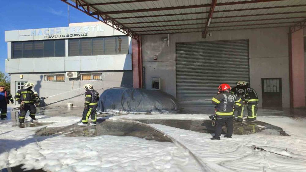 Şarjdaki elektrikli ara&ccedil; alev aldı
