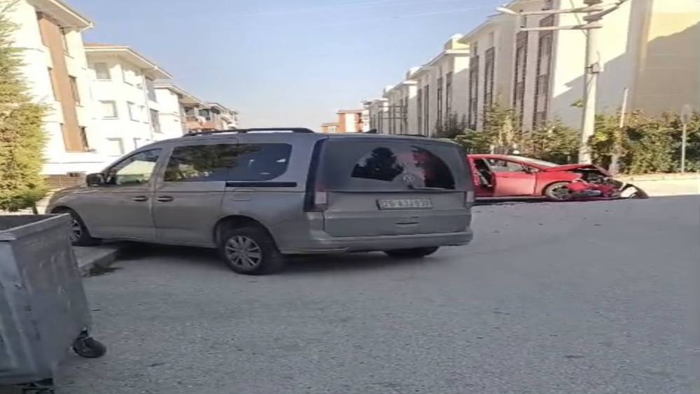 Eskişehir&rsquo;de ticari ara&ccedil;la &ccedil;arpışan otomobilin &ouml;n tarafı par&ccedil;alandı

