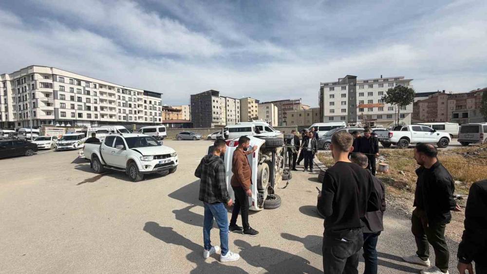 Y&uuml;ksekova&rsquo;da kamyonetle hafif ticari ara&ccedil; &ccedil;arpıştı: 1 yaralı
