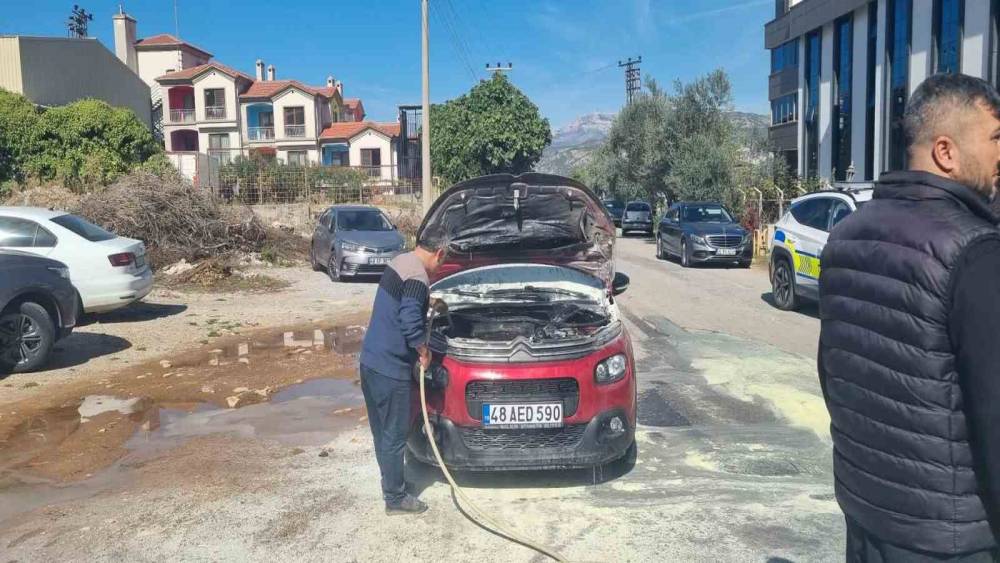 Muğla&rsquo;da seyir halindeki otomobilde yangın &ccedil;ıktı
