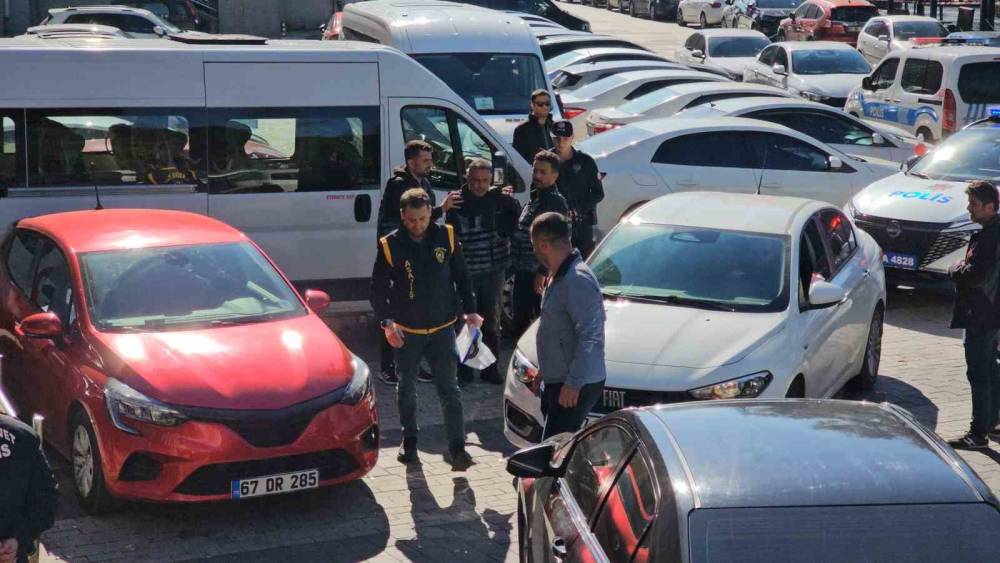 Eşini ve araya giren genci vuran ş&uuml;pheli adliyeye sevk edildi
