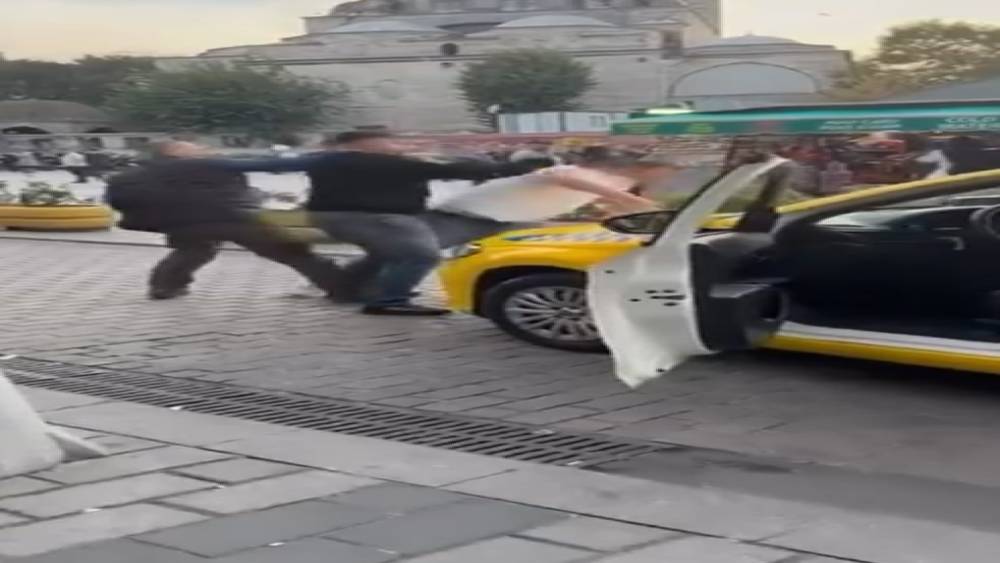 Fatih&rsquo;te taksicilerin yolcu alma tartışması kavgaya d&ouml;n&uuml;şt&uuml;
