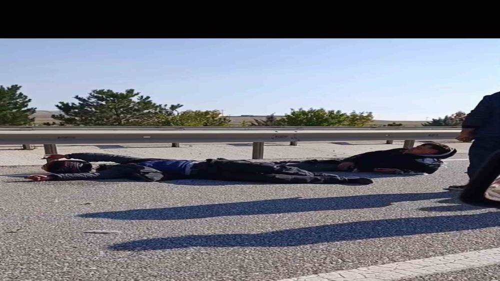 Kontrolden &ccedil;ıkan motosiklet orta ref&uuml;je &ccedil;arptı, 2 yaralı
