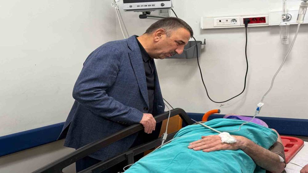 Vali Hacıbektaşoğlu enkazdan &ccedil;ıkarılan yaralıyı hastanede ziyaret etti
