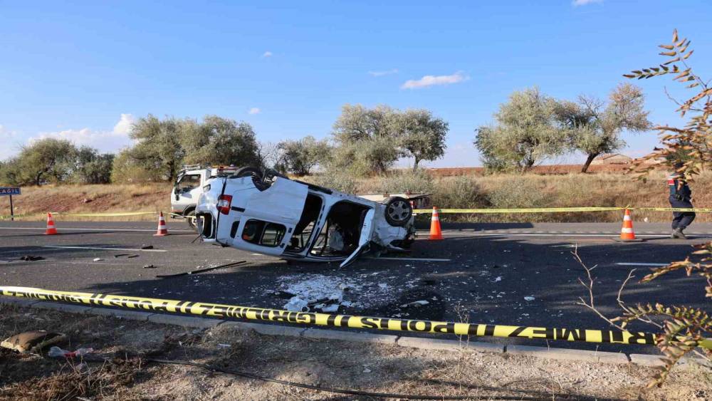 Nevşehir&rsquo;de ref&uuml;je &ccedil;arpan ara&ccedil; takla attı: 1 &ouml;l&uuml;, 2 yaralı

