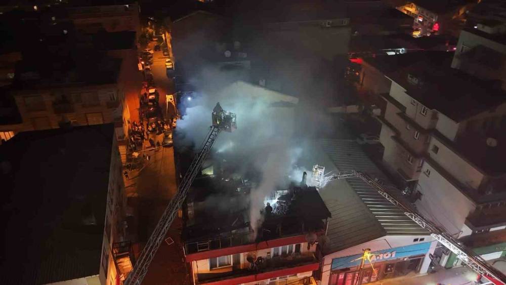 Kağıthane&rsquo;de 4 katlı binanın &ccedil;atısı yandı
