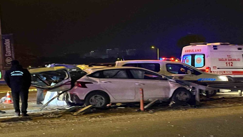 Ankara’da kontrolden çıkan otomobil bariyerlere saplandı: 1 ölü
