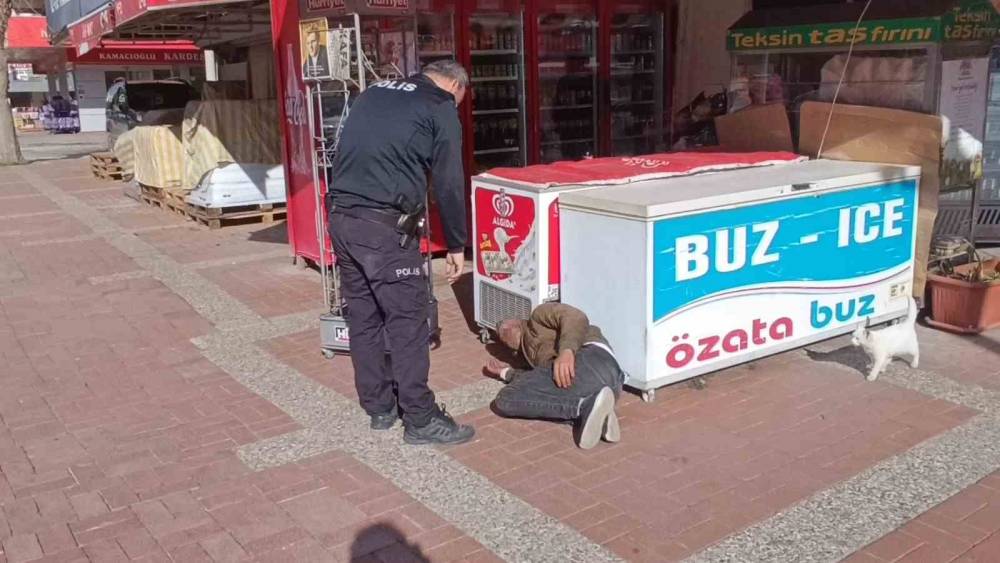 Alkolün etkisiyle kaldırımda sızdı, ekipler yerinden kaldırmakta zorlandı
