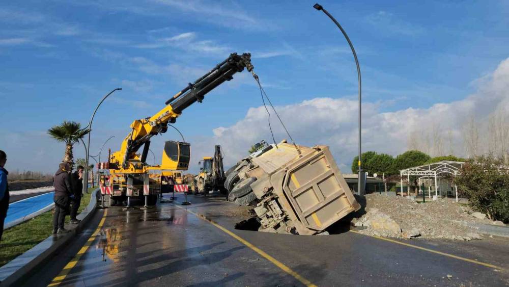 Yolda oluşan çukura düşen hafriyat kamyonu vinç yardımı ile kurtarıldı
