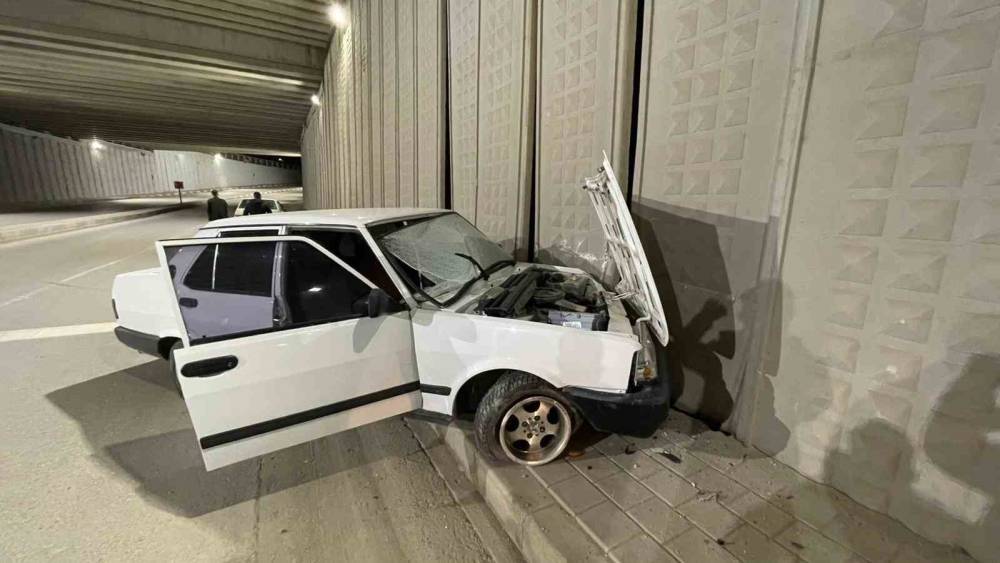 Karaman&rsquo;da kontrolden &ccedil;ıkan otomobil alt ge&ccedil;idin duvarına &ccedil;arptı
