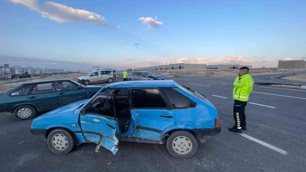 Karaman&rsquo;da otomobiller &ccedil;arpıştı: 2 yaralı
