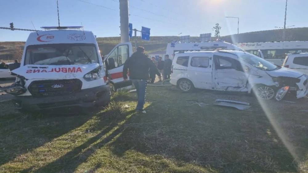 Bing&ouml;l&rsquo;de ambulans ile hafif ticari ara&ccedil; &ccedil;arpıştı: 5 yaralı
