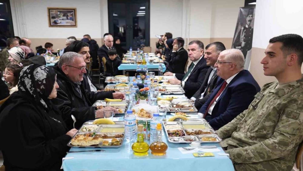 Bakan G&uuml;ler Bayburt&rsquo;ta şehit aileleri ve gazilerle iftarda buluştu
