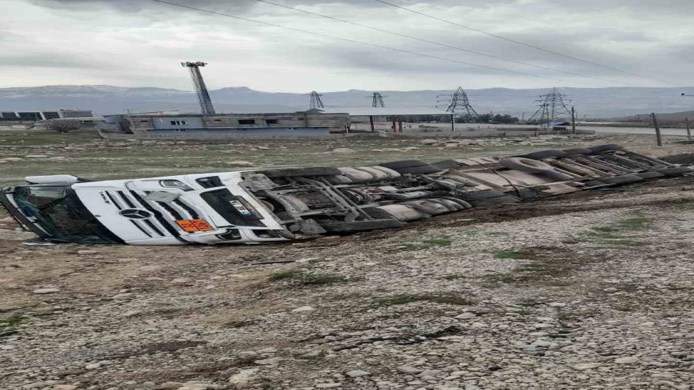 Şırnak&rsquo;ta atık su tankeri devrildi, s&uuml;r&uuml;c&uuml; yaralandı
