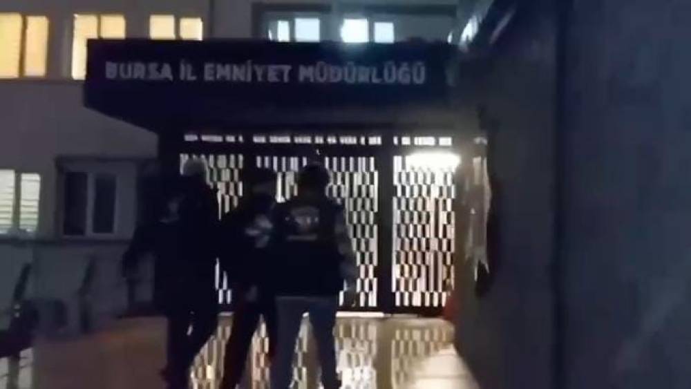 Bursa&rsquo;da kuyumcuya silahlı yağma girişiminin ş&uuml;phelisi yakalandı
