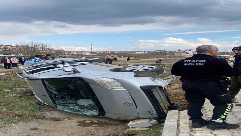 Hafif ticari ara&ccedil; şarampole devrildi: 1 yaralı
