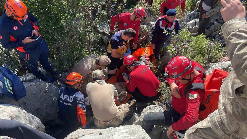 Ke&ccedil;ilerin peşinden gidip kaya yarığına sıkışan Ayşe teyze komşularını dinlememiş
