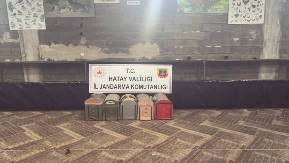 S&uuml;s Kanatlı Sokak Hayvanları Koruma Derneği&rsquo;nde horoz d&ouml;v&uuml;şt&uuml;rerek kumar oynayan 76 kişiye ceza yağdı
