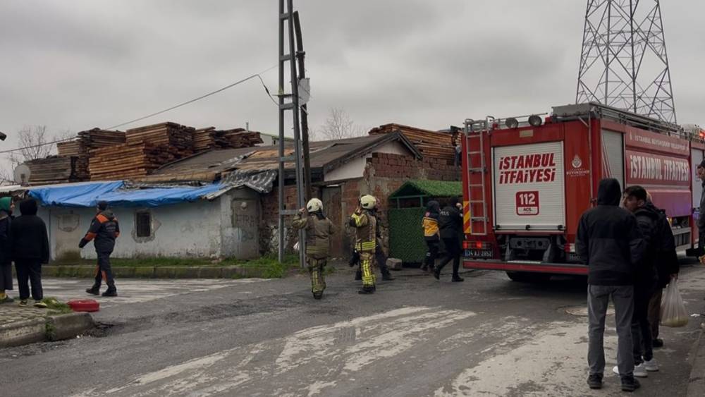 Başakşehir&rsquo;de 3 katlı binanın &ccedil;atısı alev alev yandı
