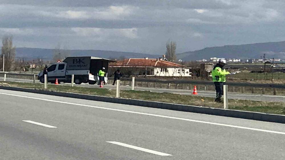 Kontrolden &ccedil;ıkan kamyonet bariyerlere &ccedil;arptı: 1 yaralı
