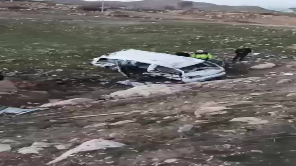 Batman&rsquo;da ara&ccedil; u&ccedil;uruma yuvarlandı: 3 ağır yaralı
