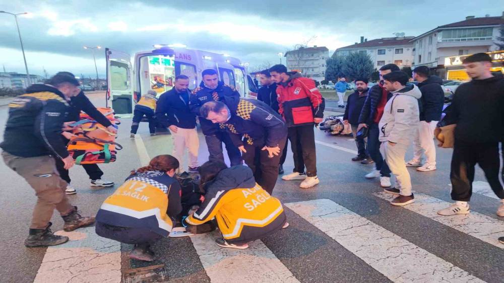 Ankara&rsquo;da dengesini kaybeden motokurye yola savruldu
