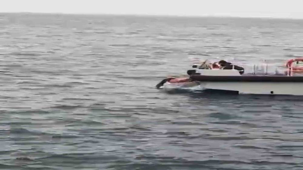 Bartın&rsquo;da kıyafetleriyle denize giren kadını sahil g&uuml;venlik ekipleri kurtardı
