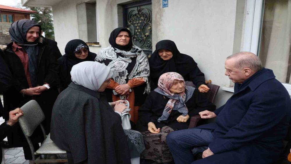 Cumhurbaşkanı Erdoğan, Rize&rsquo;de komşularıyla bayramlaştı
