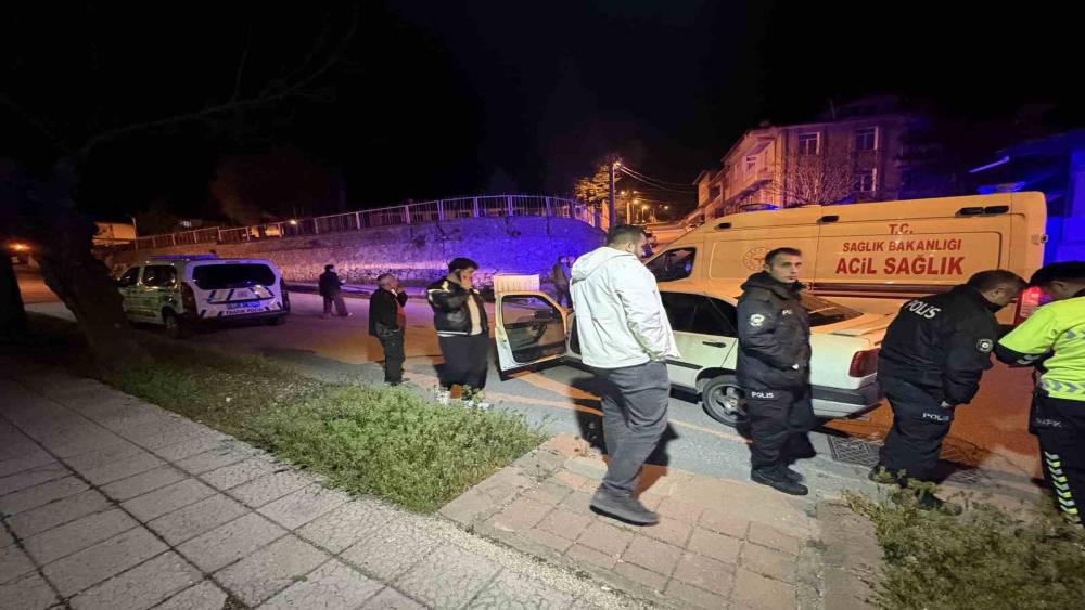 Kendilerini uyaran adamı darp eden şahıslar otomobili bırakıp ka&ccedil;tı
