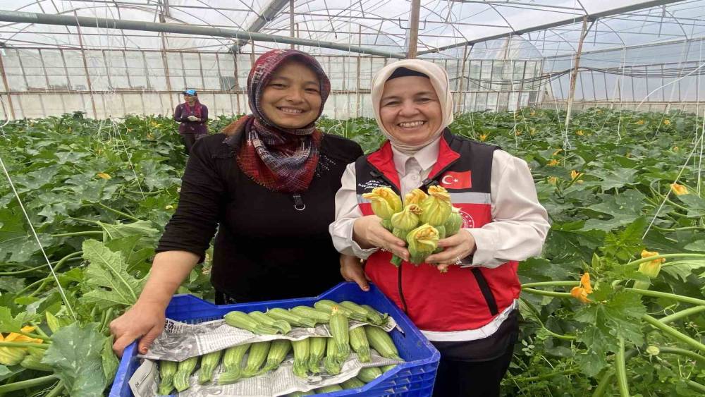 Kadın &ccedil;ift&ccedil;i hem &uuml;retiyor hem ihra&ccedil; ediyor hem de pazarda satıyor
