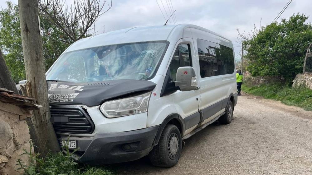 Samsun&rsquo;da &ouml;ğrenci servisi direğe &ccedil;arptı: 12 yaralı
