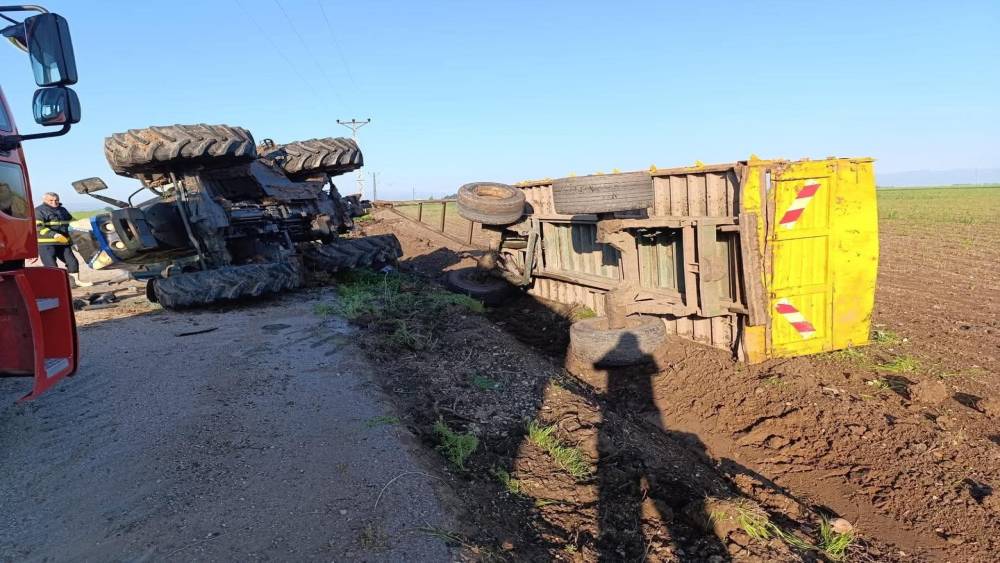 Reyhanlı&rsquo;da devrilen trakt&ouml;r&uuml;n s&uuml;r&uuml;c&uuml;s&uuml; yaralandı
