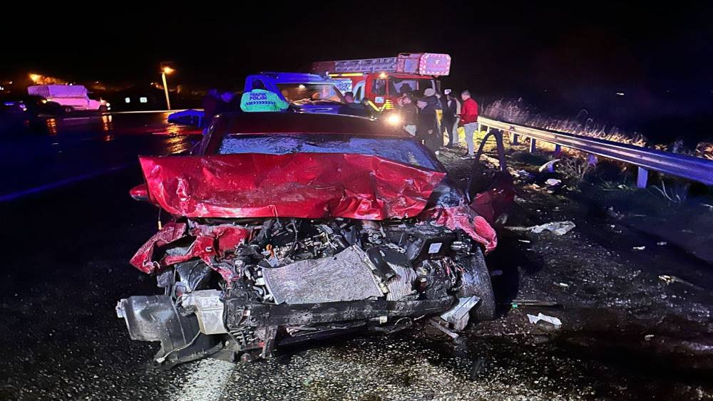 Van&rsquo;da otomobil ile &ccedil;ekici kamyonet &ccedil;arpıştı: 3 aralı
