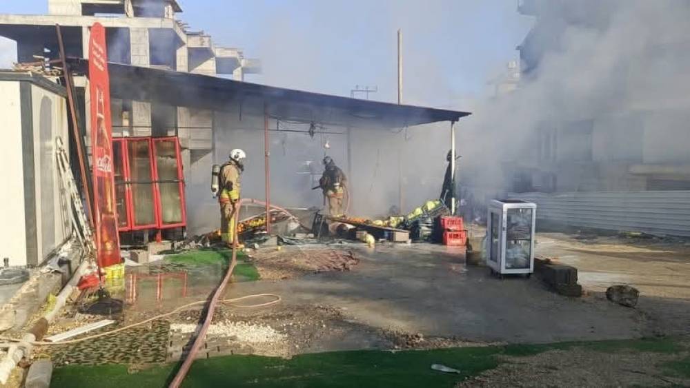 Defne&rsquo;de iş yeri alevlere teslim oldu
