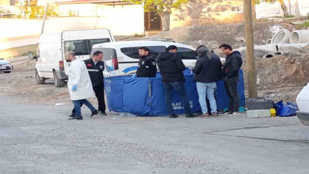 Arkadaşını pompalı t&uuml;fekle vurarak &ouml;ld&uuml;rd&uuml;
